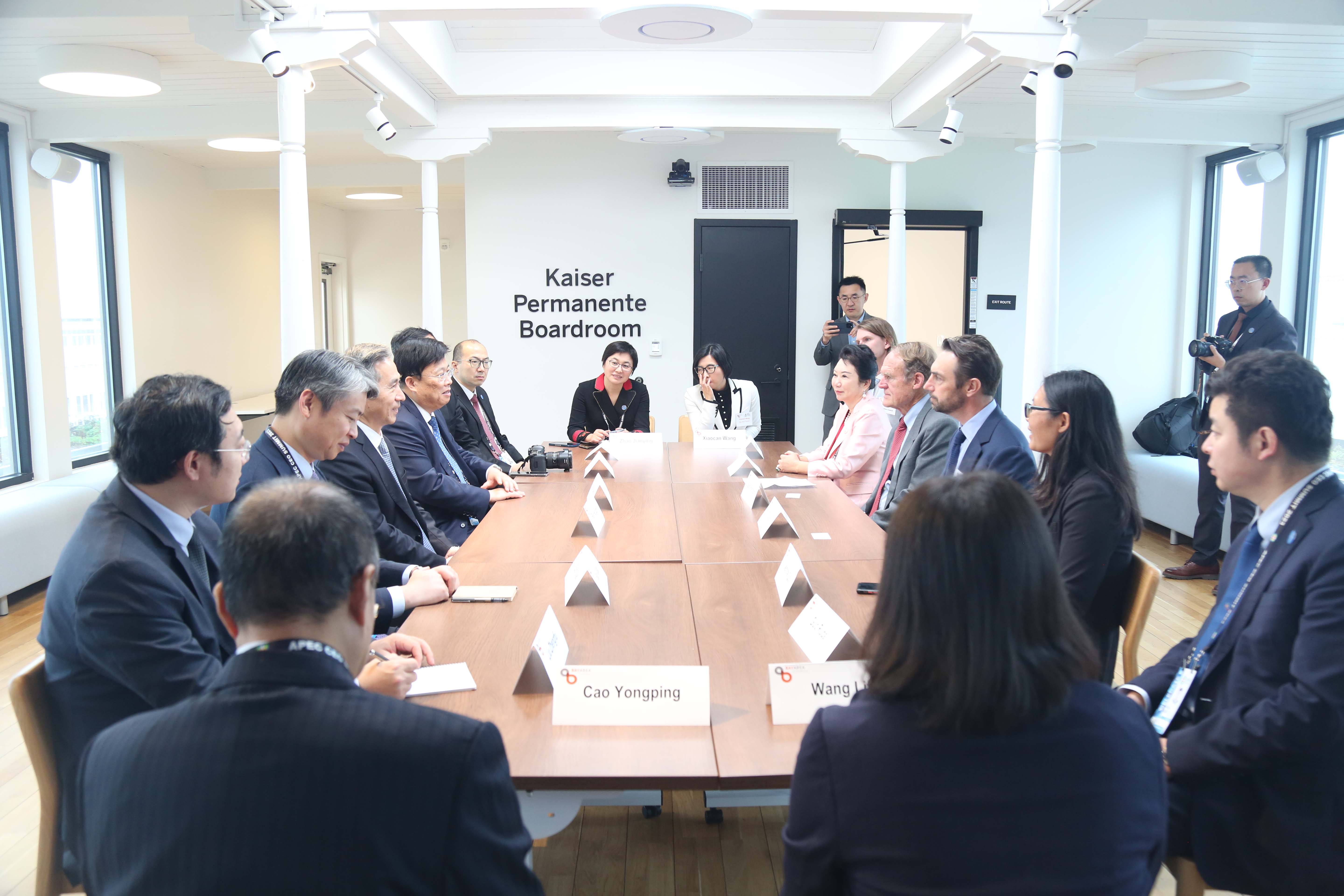 威客电竞集团董事局李俐与中国贸促会会长任鸿斌交流